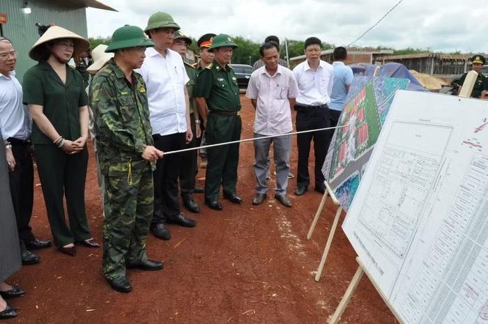  Bí thư Tỉnh ủy Thái Đại Ngọc (hàng đầu, bìa trái) chỉ đạo đẩy nhanh tiến độ thi công công trình. Ảnh: P.D 