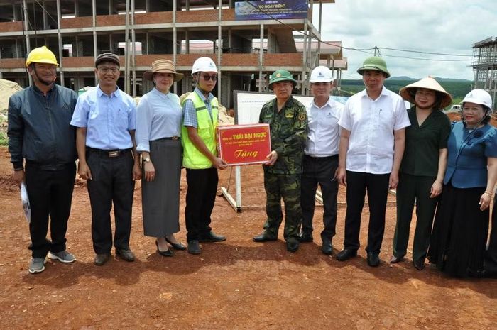  Bí thư Tỉnh ủy Thái Đại Ngọc (thứ 5 từ phải sang) tặng quà cho đơn vị thi công điểm trường Ia Pnôn. Ảnh: P.D 