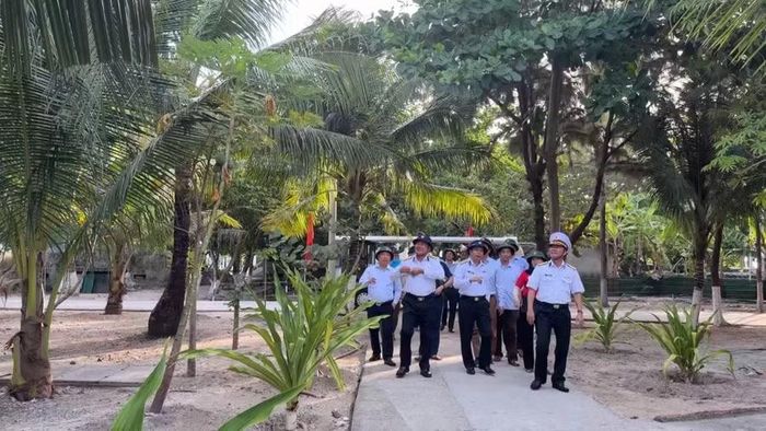  Các đại biểu đoàn công tác số 17 tham quan vườn dừa trên đảo. Ảnh: Mỹ Hà 