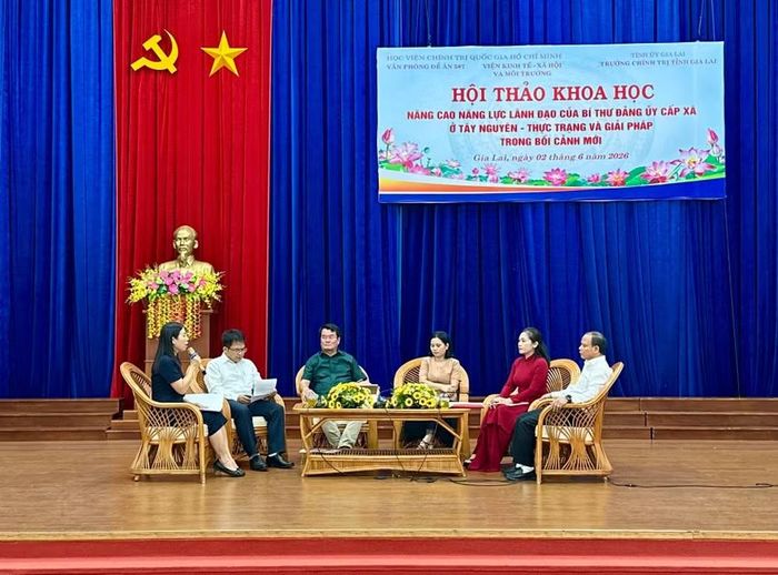 Các đại biểu trao đổi, thảo luận về thực trạng và giải pháp nâng cao năng lực bí thư đảng ủy cấp xã ở Tây Nguyên. Ảnh: Hà Duy 