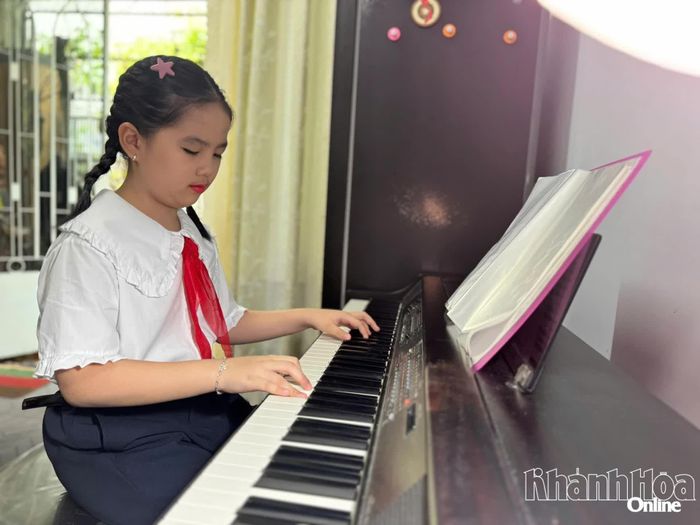 Em Nguyễn Bùi Lam Vy thư giãn với tiếng đàn piano.