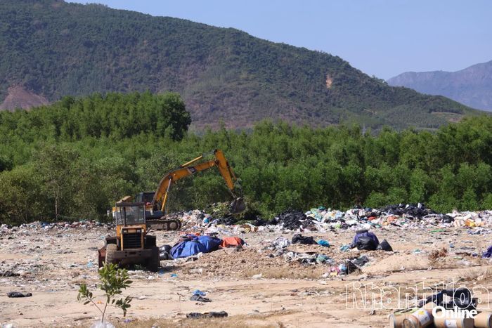 Đào hố chôn lấp rác.