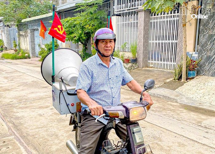 Mỗi ngày ông Huỳnh Văn Huệ chạy xe máy gắn loa tuyên truyền về bầu cử. (Ảnh chụp tháng 3-2026)