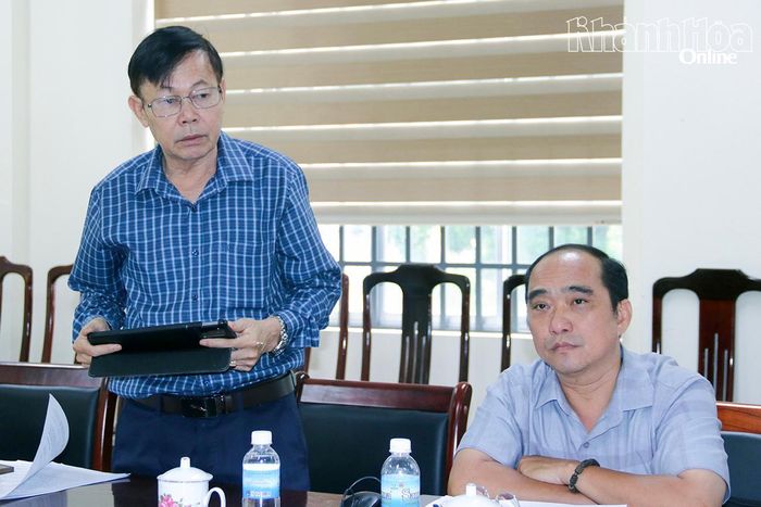 Lãnh đạo Thư viện tỉnh đóng góp ý kiến tại cuộc họp.