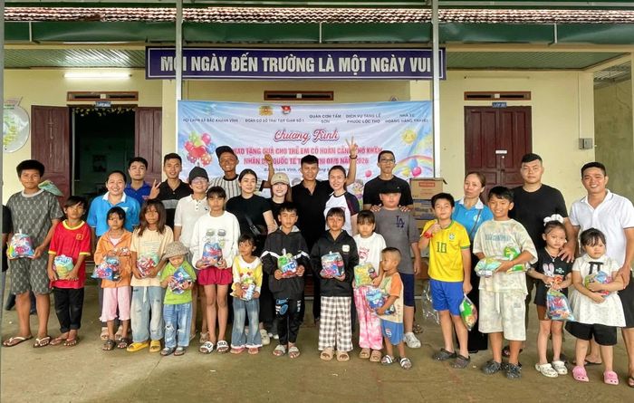 Tặng quà cho trẻ em có hoàn cảnh khó khăn.