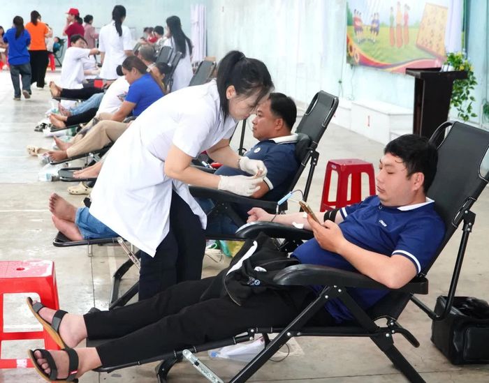 Tình nguyện viên tham gia hiến máu.