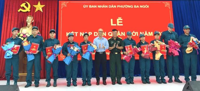 Lãnh đạo phường Ba Ngòi trao quyết định kết nạp dân quân mới năm 2026.