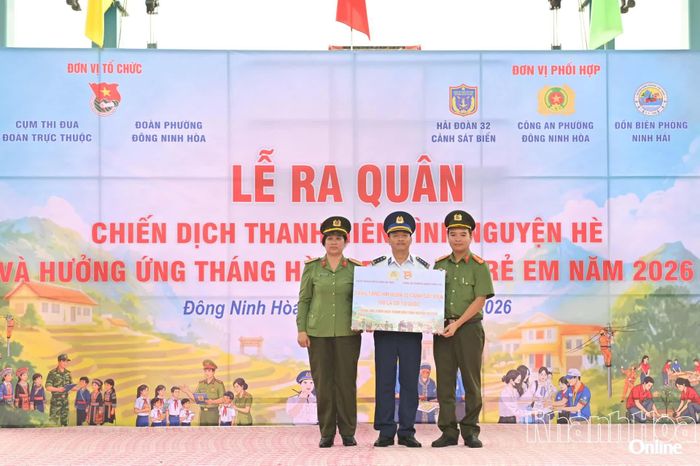 Đại diện Công an tỉnh và Công an phường Đông Ninh Hòa trao bảng tượng trưng 100 lá cờ Tổ quốc cho Hải đoàn 32.