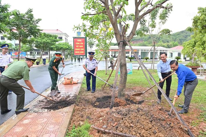 Sau lễ ra quân, các đại biểu cùng trồng cây lưu niệm tại Hải đoàn 32.