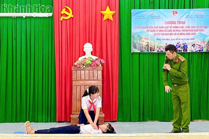 Tập huấn kỹ năng sơ cấp cứu cho học sinh Trường THCS Nguyễn Trung Trực.