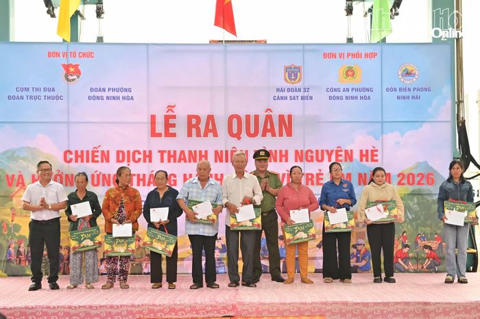 Các đại biểu trao quà cho gia đình chính sách.