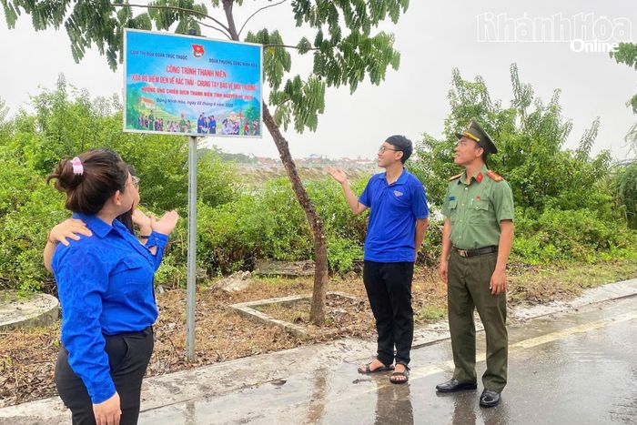 Các đơn vị thực hiện vệ sinh môi trường và gắn bảng công trình thanh niên Xóa bỏ điểm đen về rác thải - Chung tay bảo vệ môi trường.