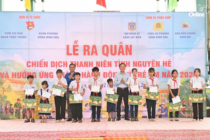 Lãnh đạo Tỉnh đoàn và phường Đông Ninh Hòa trao học bổng cho học sinh.