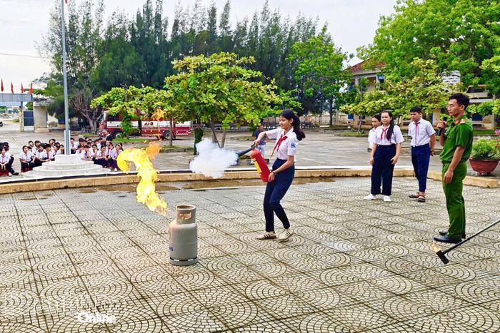 Tập huấn cho học sinh cách xử lý khi xảy ra hỏa hoạn.