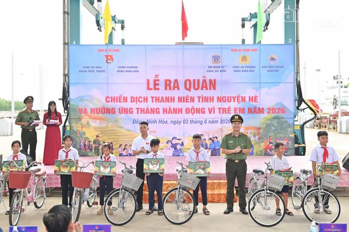Đoàn Thanh niên Công an tỉnh phối hợp tặng xe đạp và quà cho các học sinh.