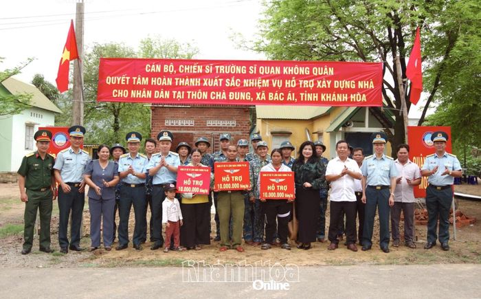 Thiếu tướng Vũ Đại Dương cùng các thành viên đoàn công tác tặng quà các gia đình đang được xây lại nhà.
