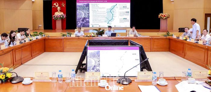 Quang cảnh cuộc họp.