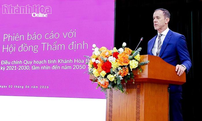 Đại diện đơn vị tư vấn báo cáo tại cuộc họp.