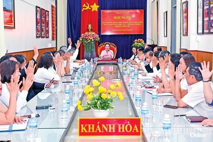 Các hội thẩm biểu quyết bầu Trưởng đoàn Hội thẩm nhân dân Tòa án nhân dân khu vực 1 - Khánh Hòa.