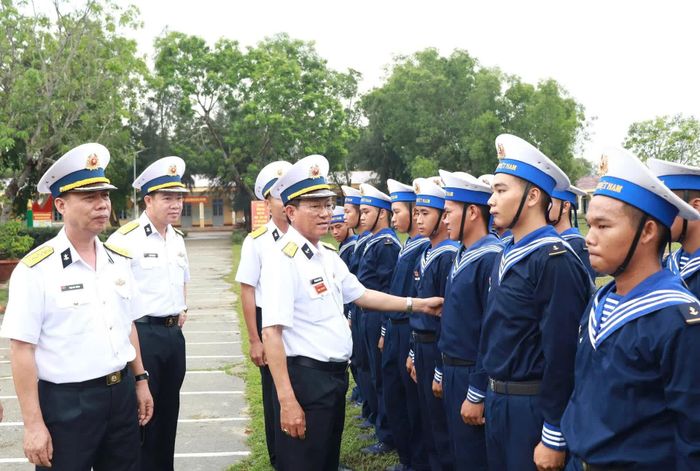 Đoàn công tác kiểm tra chất lượng huấn luyện chiến sĩ mới.
