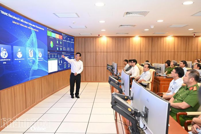 Đại diện Trung tâm Chuyển đổi số tỉnh báo cáo.