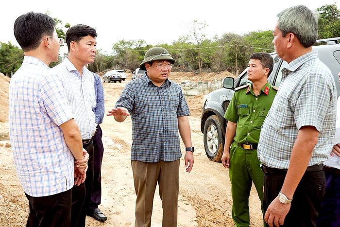 Phó Chủ tịch UBND tỉnh Trịnh Minh Hoàng kiểm tra thực địa khu nghĩa trang đang được xây dựng tại xã Vĩnh Hải.