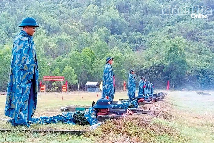 Chiến sĩ mới thực hành bắn súng tiểu liên AK bài 1.