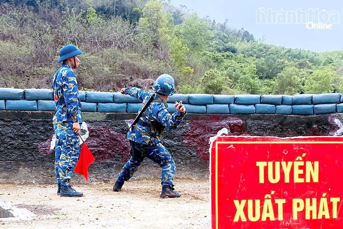 Chiến sĩ mới thực hành ném lựu đạn xa trúng đích.