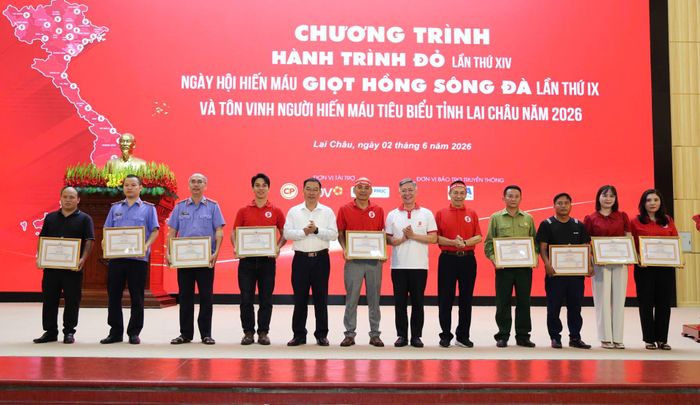 Lãnh đạo Viện Huyết học - Truyền máu Trung ương và tỉnh Lai Châu tặng Giấy khen cho các cá nhân.