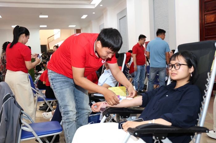Tình nguyện viên tham gia hiến máu.