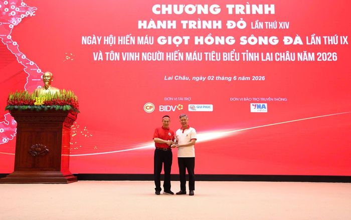 Phó Giáo sư, Tiến sĩ Nguyễn Quang Tùng - Phó Viện trưởng Viện Huyết học - Truyền máu Trung ương, Phó Trưởng Ban Tổ chức Hành trình đỏ Trung ương trao biểu trưng cho Hội chữ thập đỏ tỉnh Lai Châu.