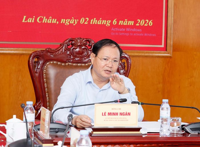 Đồng chí Lê Minh Ngân - Ủy viên Ban Chấp hành Trung ương Đảng, Bí thư Tỉnh ủy, Chủ tịch HĐND tỉnh phát biểu kết luận phiên họp. 