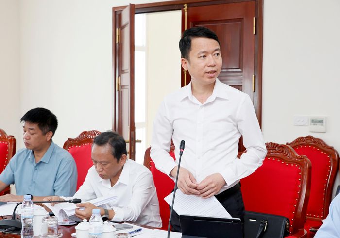 Lãnh đạo Sở Tài chính phát biểu ý kiến tại phiên họp. 