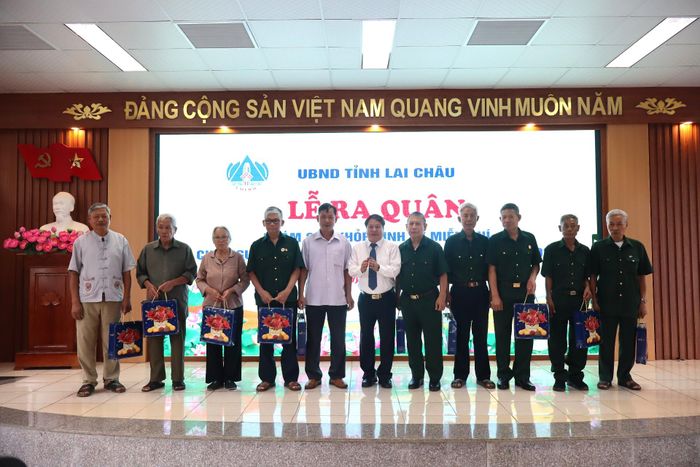 Đồng chí Tống Thanh Hải - Ủy viên Ban Thường vụ Tỉnh ủy, Phó Chủ tịch Thường trực UBND tỉnh tặng quà cho người có công tại buổi lễ.
