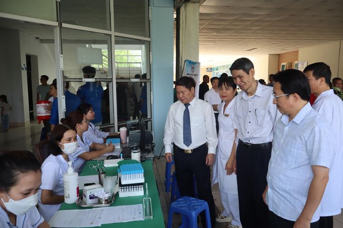 Lãnh đạo tỉnh, Sở Y tế tham quan, kiểm tra khu khám bệnh tại Bệnh viện Đa khoa tỉnh.