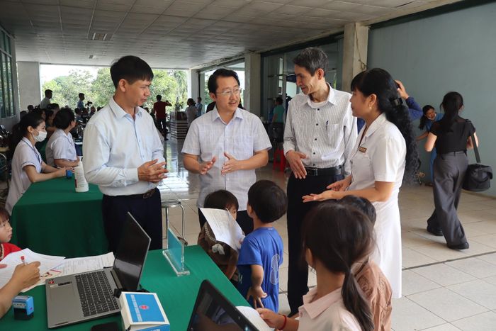 Đồng chí Sùng A Hồ - Phó Bí thư Tỉnh ủy, Trưởng Đoàn Đại biểu Quốc hội tỉnh thăm hỏi, động viên cán bộ ngành Y tế tỉnh nỗ lực hoàn thành kế hoạch đề ra.