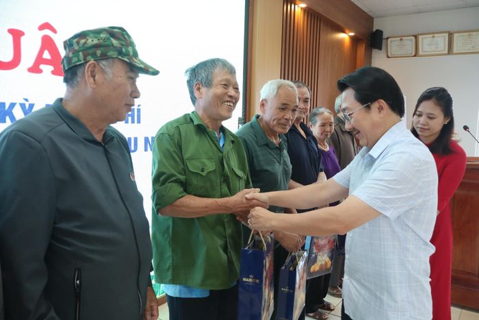 Đồng chí Sùng A Hồ - Phó Bí thư Tỉnh ủy, Trưởng Đoàn Đại biểu Quốc hội tỉnh tặng quà cho người có công tại buổi lễ.