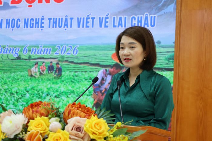 Nhà báo Bùi Thu Trang phát biểu hưởng ứng.