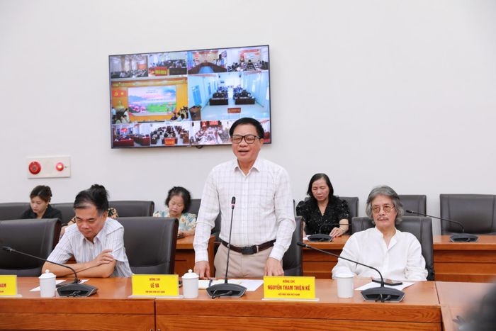 Nhà thơ, nhà văn Lê Va - Ủy viên Hội đồng Văn học thiếu nhi Hội Nhà văn Việt Nam, hội viên Hội Nhà văn Việt Nam phát biểu định hướng sáng tác tại lễ phát động.