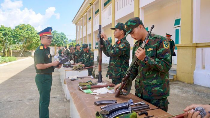 Chiến sĩ tham gia phần thi bảo quản vũ khí trang bị.