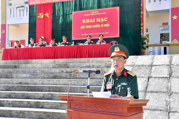 Thượng tá Nguyễn Thanh Bình, Trung đoàn trưởng Trung đoàn 880 phát biểu tại hội thao.