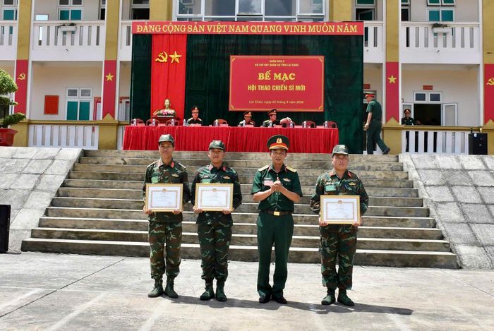 Ban Tổ chức trao giải nhất, nhì, ba cho các tập thể.
