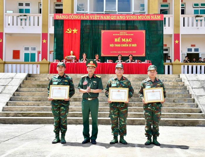 Ban Tổ chức trao giải nhất, nhì, ba cho các cá nhân xuất sắc.