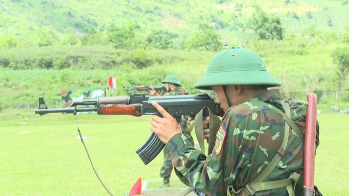 Tại khu vực thao trường kỹ thuật, các chiến sĩ mới tập trung cao độ để đạt kết quả cao trong phần thi bắn súng tiểu liên AK bài 1.