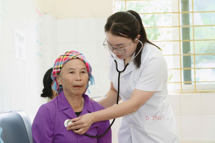 Bác sĩ Tao Thị Khăn - Bệnh viên Đa khoa Tam Đường khám và tư vấn sức khỏe cho người dân xã Bình Lư.