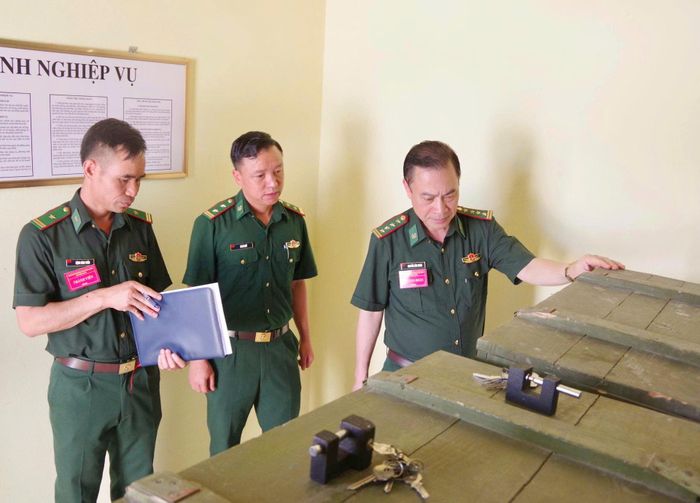 Đại tá Nguyễn Văn Hưng - Bí thư Đảng ủy, Chính ủy Ban Chỉ huy BĐBP tỉnh kiểm tra công tác quản lý vũ khí.
