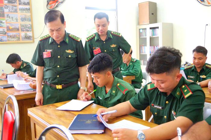 ... kiểm tra việc học tập chính trị của cán bộ, chiến sĩ.