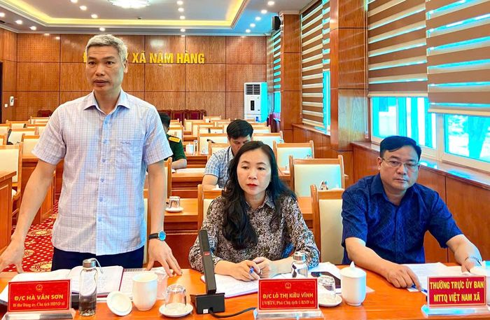 Đồng chí Hà Văn Sơn – Bí thư Đảng ủy xã Nậm Hàng phát biểu tại hội nghị.