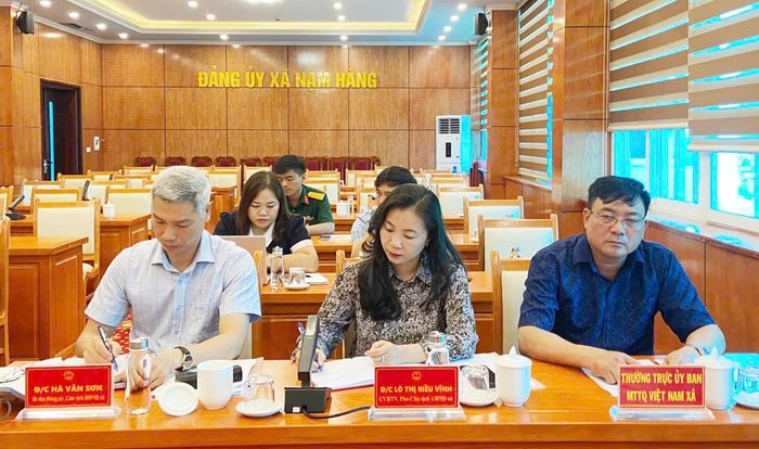 Lãnh đạo Đảng ủy, UBND xã Nậm Hàng dự hội nghị.