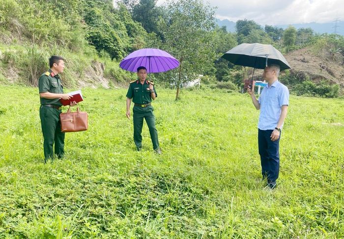 Lãnh đạo Bộ CHQS tỉnh và xã Nậm Hàng khảo sát thực địa phục vụ xây dựng sa bàn diễn tập.